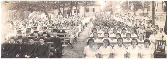 1947年夏初国立湘雅医学院第21班、私立湘雅高级护士职业学校第38班等全体学生同堂在复员重建后的湘雅校园开会。